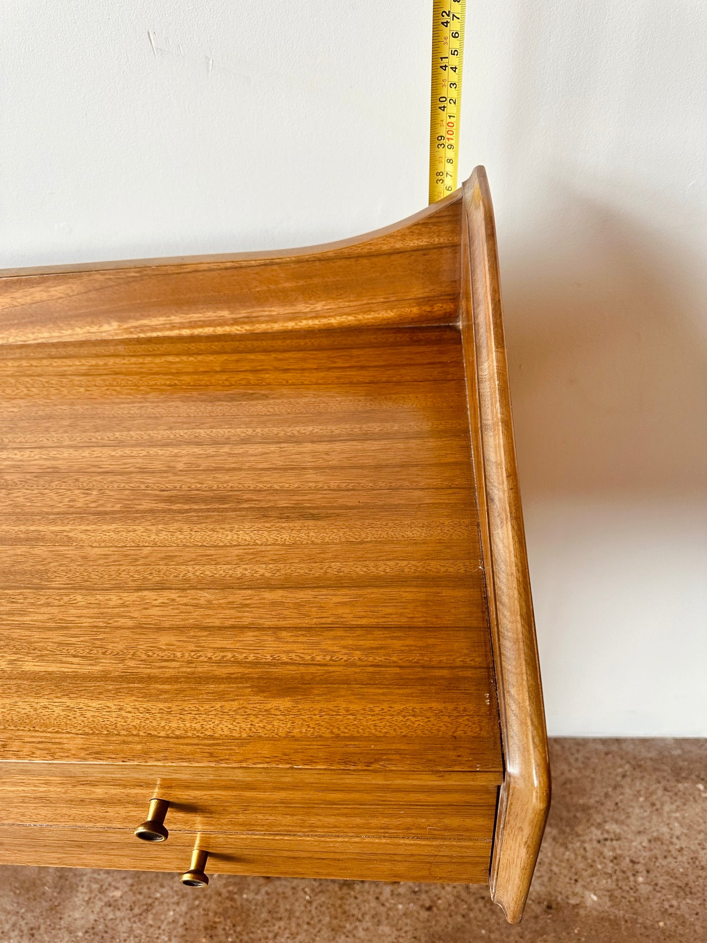 MID-CENTURY ADJUSTABLE HEADBOARD WITH INTEGRATED NIGHTSTANDS