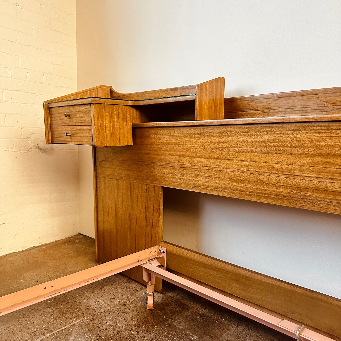 MID-CENTURY ADJUSTABLE HEADBOARD WITH INTEGRATED NIGHTSTANDS