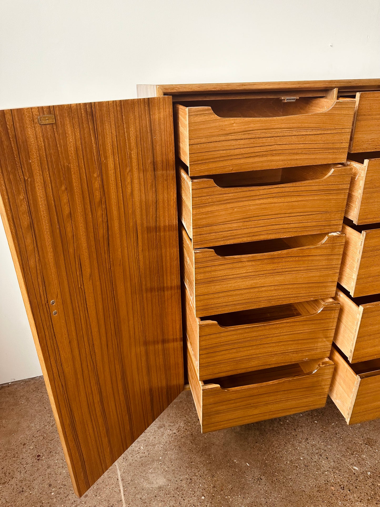 MID-CENTURY MAHOGANY AND BRASS CHEST OF DRAWERS DRESSER