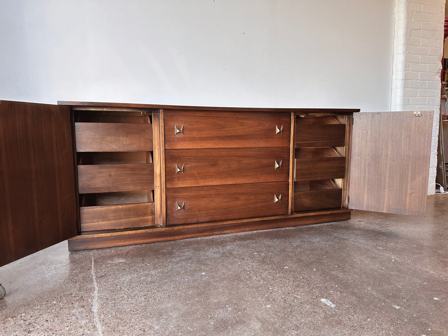 BROYHILL BRASILIA II 9 DRAWER DRESSER