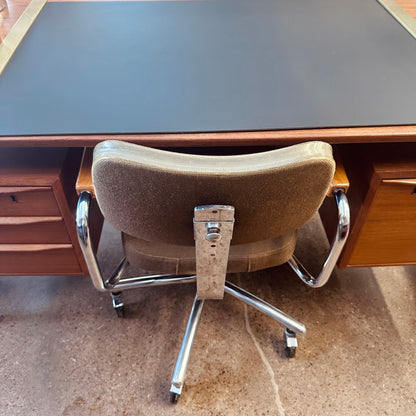 VINTAGE SWIVELING TASK CHAIR WITH ARMS