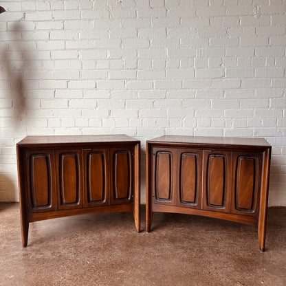 BROYHILL EMPHASIS BEDSIDE ACCENT TABLES - A PAIR