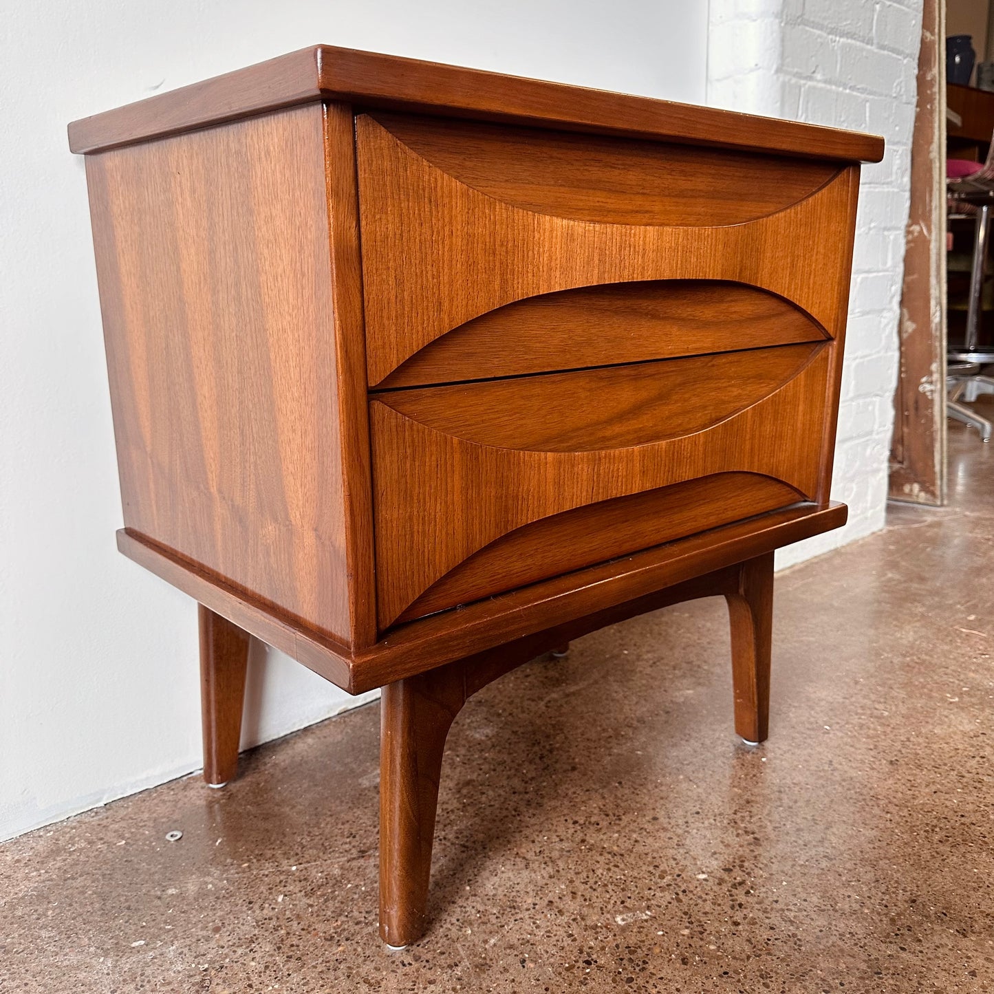 UNITED FURNITURE WALNUT NIGHTSTAND