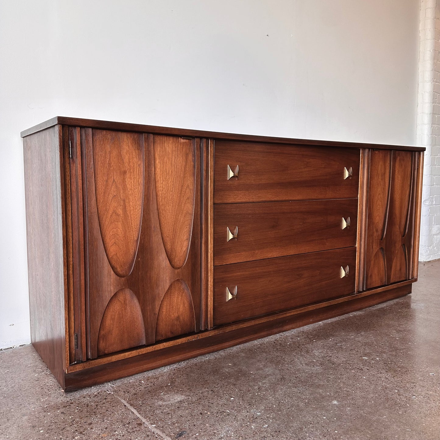 BROYHILL BRASILIA II 9 DRAWER DRESSER