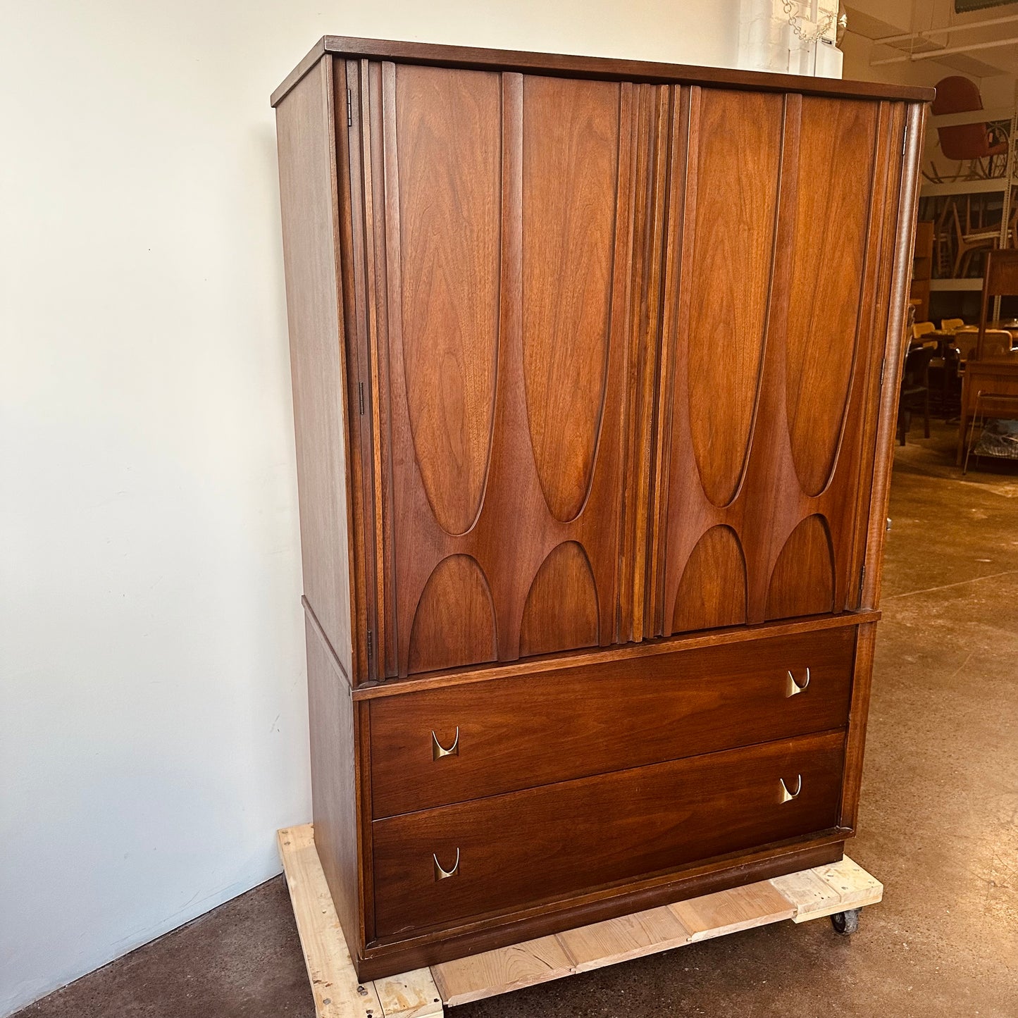 BROYHILL BRASILIA II ARMOIRE DRESSER GENTLEMANS CHEST