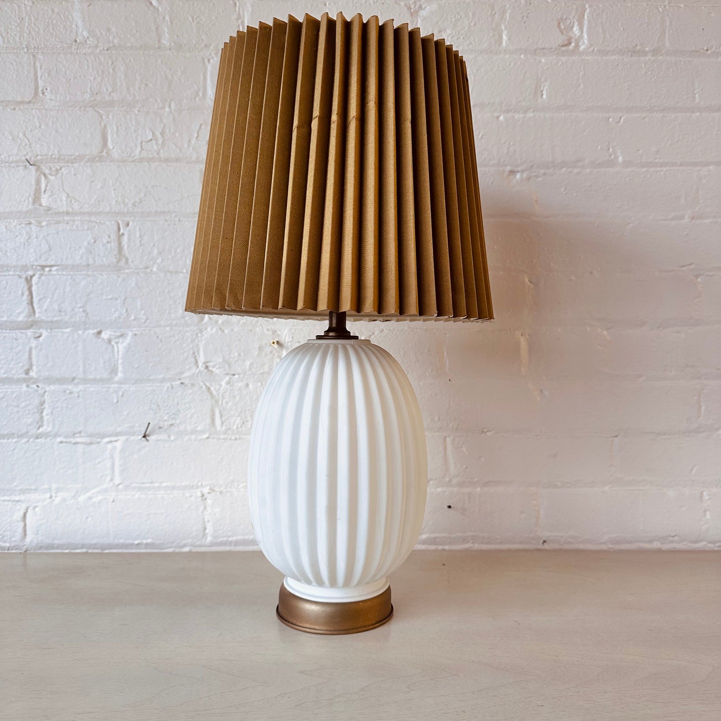 VINTAGE FROSTED GLASS RIBBED TABLE LAMP