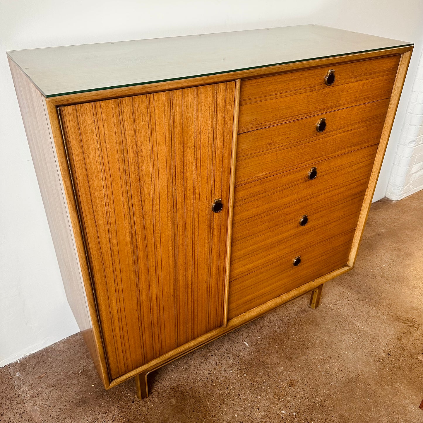 MID-CENTURY MAHOGANY AND BRASS CHEST OF DRAWERS DRESSER