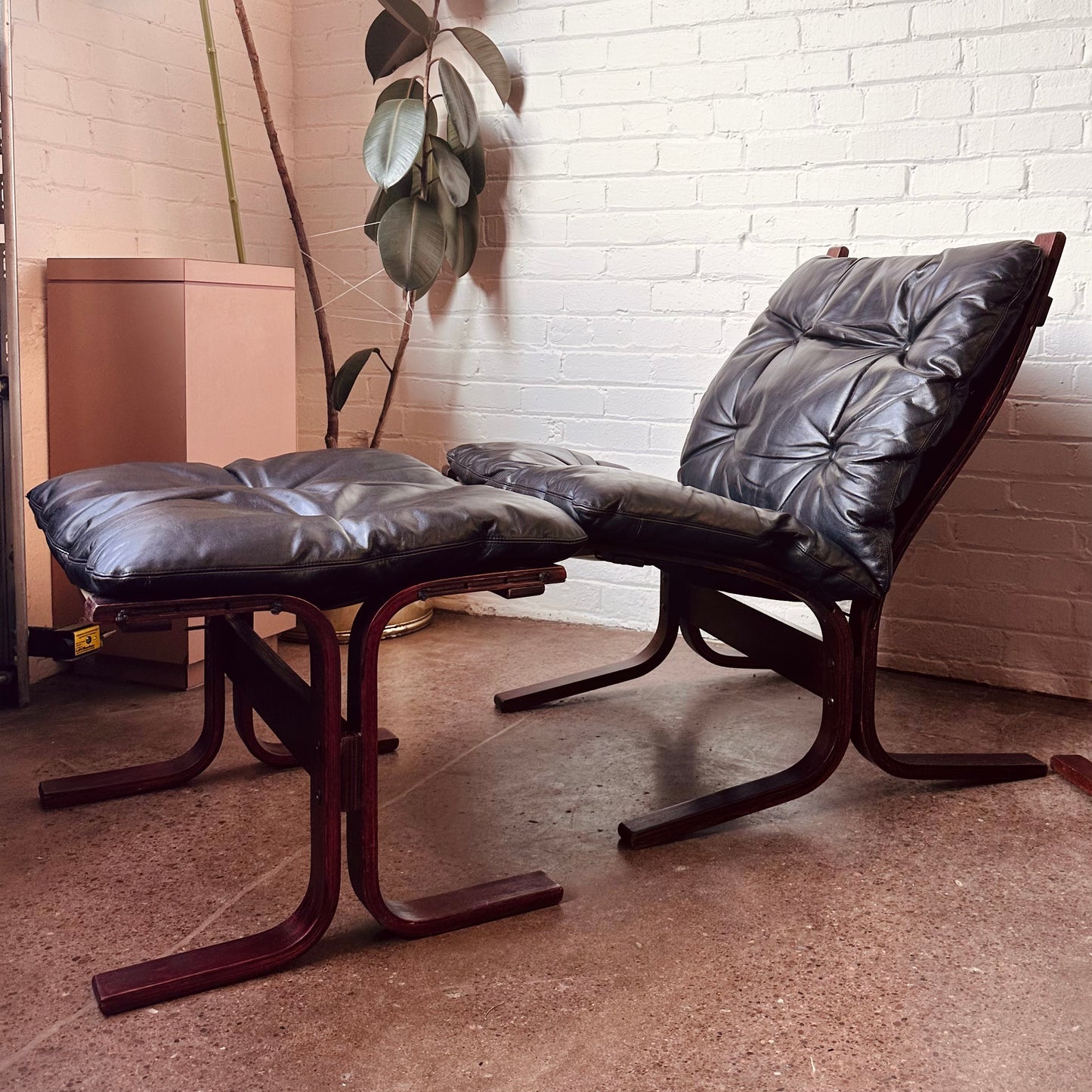 1960S BLACK LEATHER SIESTA LOUNGE CHAIR & OTTOMAN BY WESTNOFA