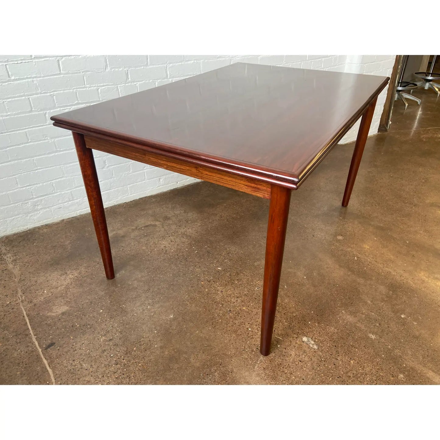 EXPANDABLE DANISH ROSEWOOD DINING TABLE WITH DRAW LEAF
