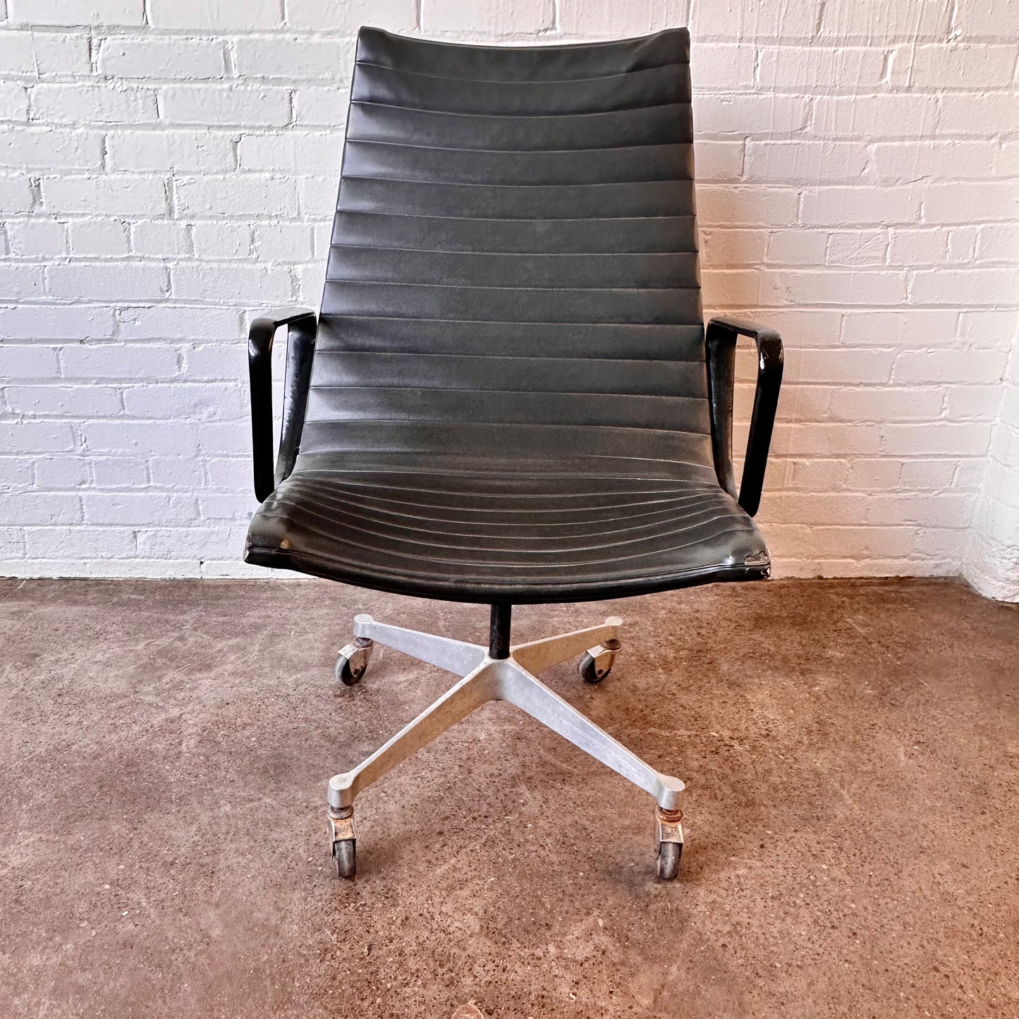 HERMAN MILLER SWIVEL CHAIR MODEL 682 BY EAMES