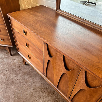 BROYHILL BRASILIA DRESSER WITH 9 DRAWERS & MIRROR