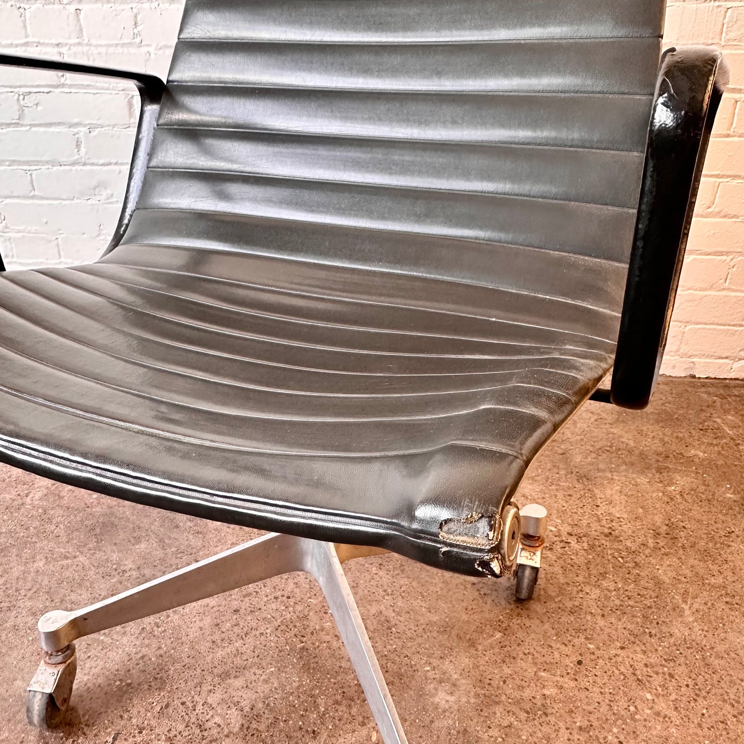 HERMAN MILLER SWIVEL CHAIR MODEL 682 BY EAMES