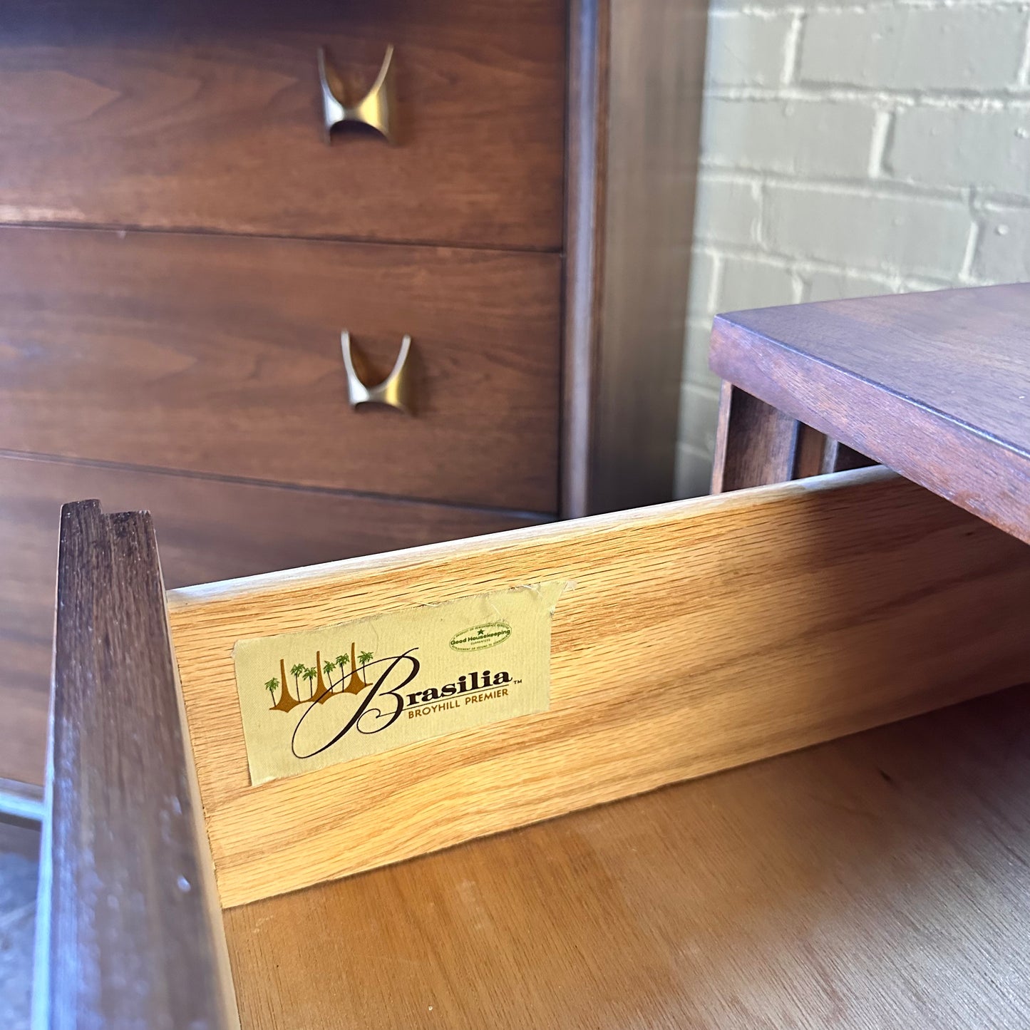 RESTORED BROYHILL BRASILIA WALNUT CHEST OF DRAWERS