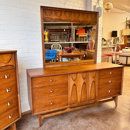 BROYHILL BRASILIA DRESSER WITH 9 DRAWERS & MIRROR