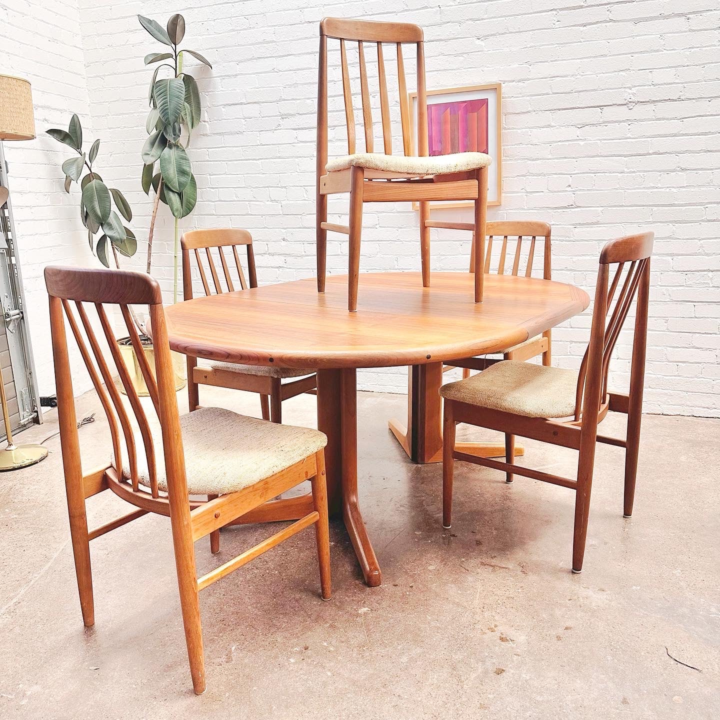 RESTORED DANISH TEAK ROUND DINING TABLE WITH LEAF