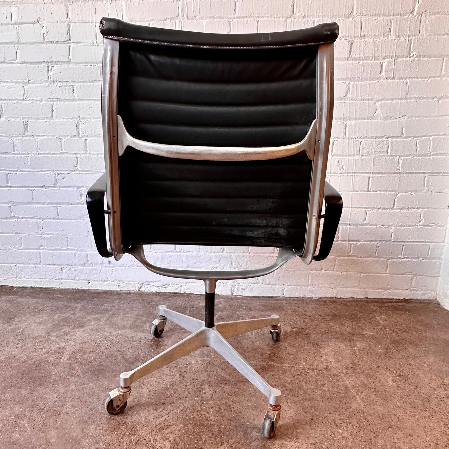 HERMAN MILLER SWIVEL CHAIR MODEL 682 BY EAMES