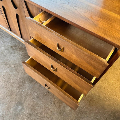 BROYHILL BRASILIA DRESSER WITH 9 DRAWERS & MIRROR