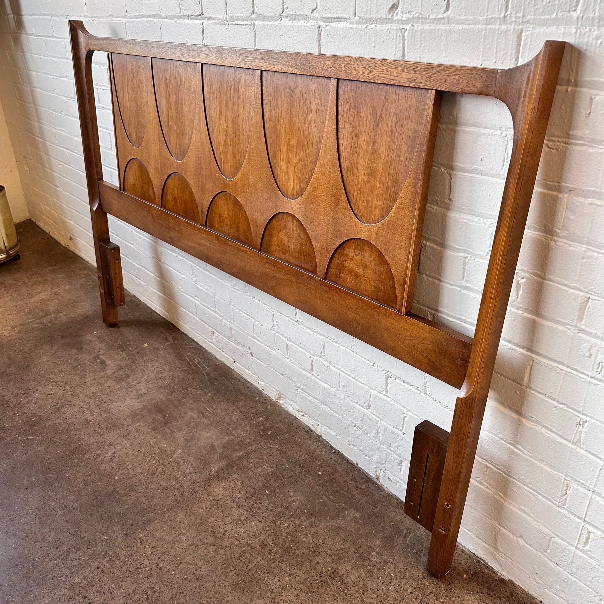 BROYHILL BRASILIA 60 HEADBOARD WITH FRAME