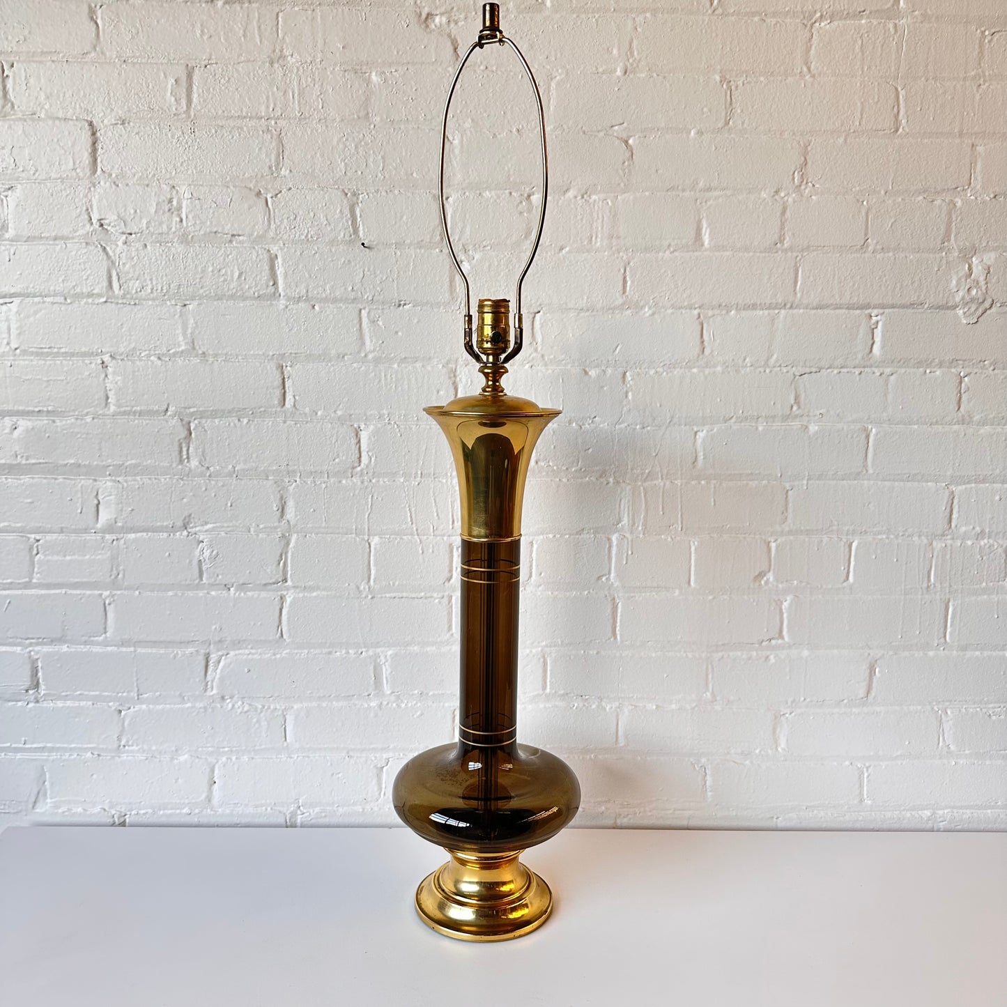 VINTAGE AMBER GLASS AND BRASS TABLE LAMP WITH SHADE