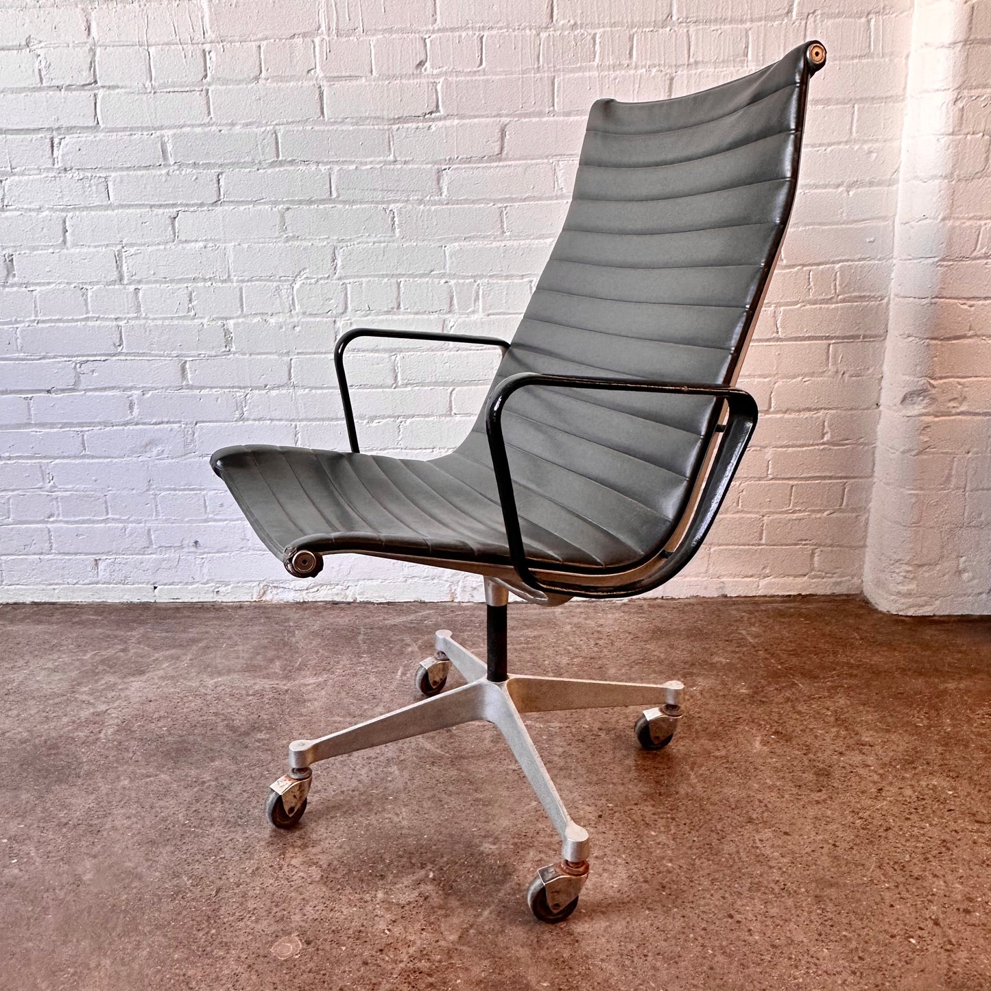 HERMAN MILLER SWIVEL CHAIR MODEL 682 BY EAMES