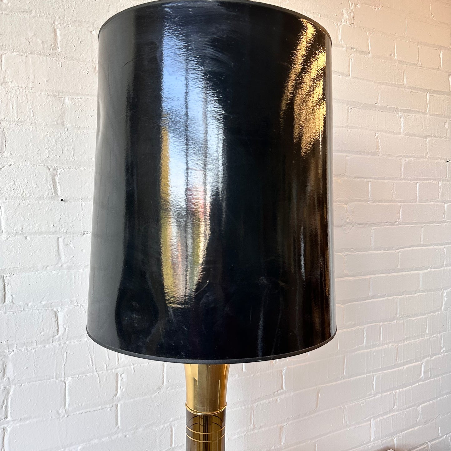 VINTAGE AMBER GLASS & BRASS TABLE LAMP WITH SHADE