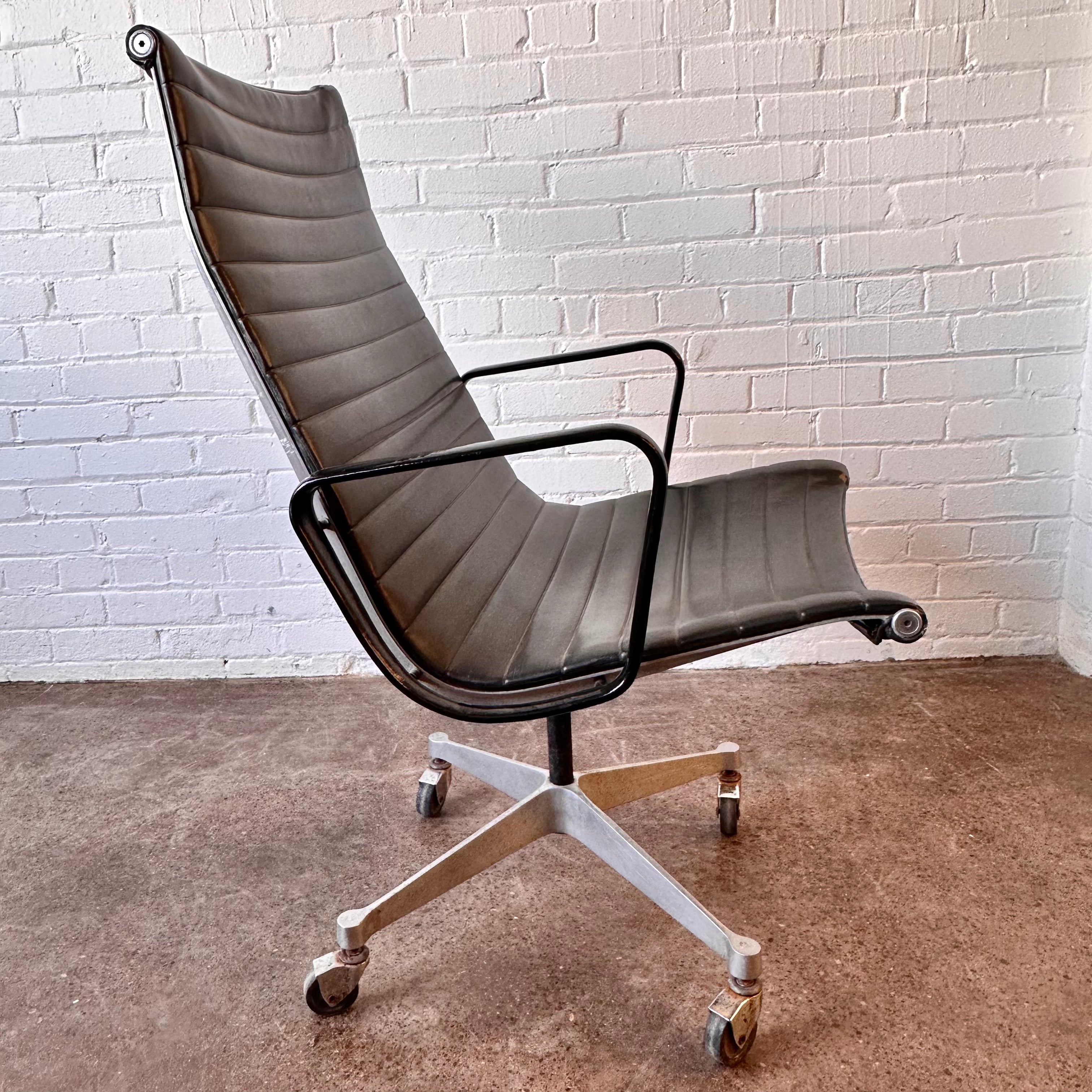 HERMAN MILLER SWIVEL CHAIR MODEL 682 BY EAMES – MiMO Decor