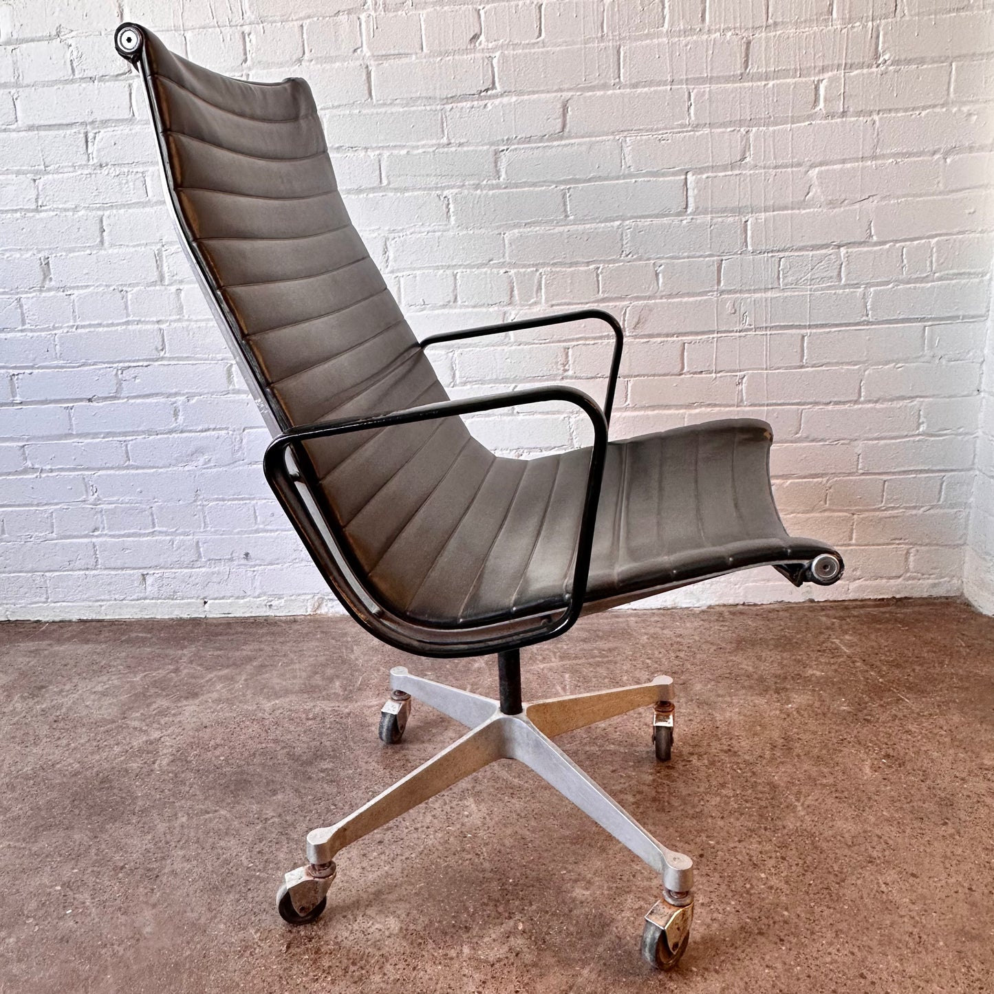 HERMAN MILLER SWIVEL CHAIR MODEL 682 BY EAMES