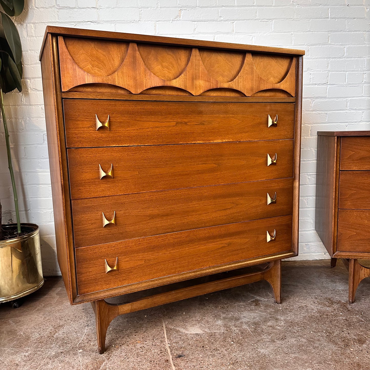 RESTORED BROYHILL BRASILIA WALNUT CHEST OF DRAWERS