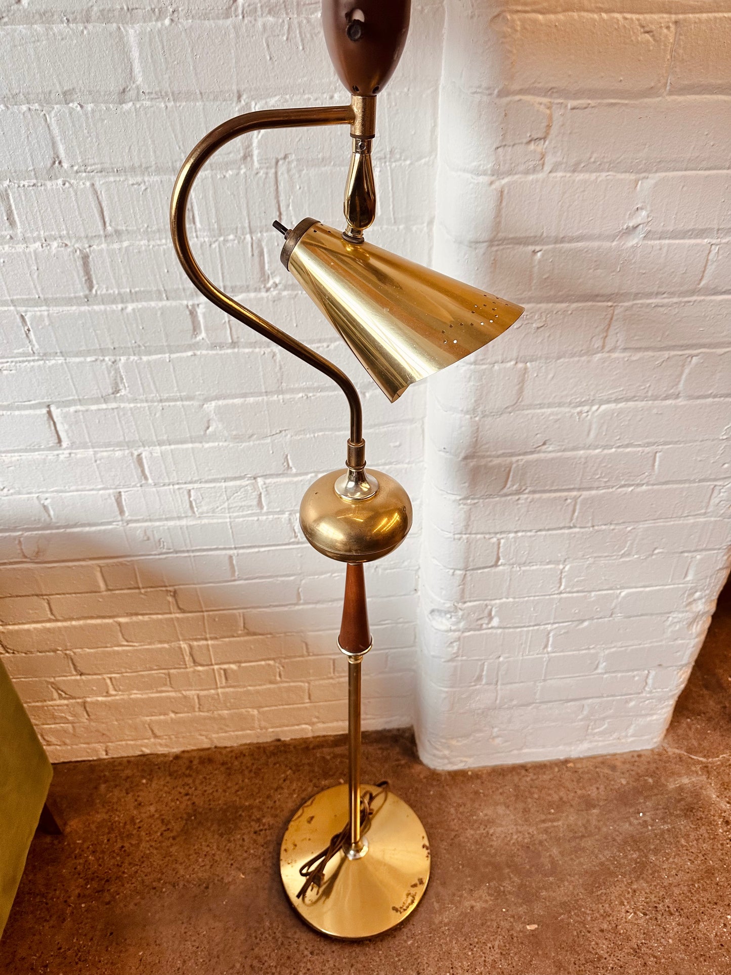 MID-CENTURY ATOMIC BRASS THURSTON STYLE FLOOR LAMP WITH SHADE C.1950S