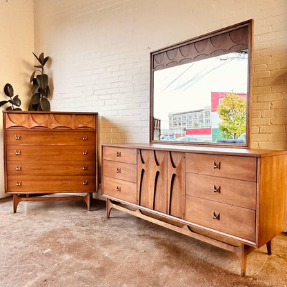 BROYHILL BRASILIA DRESSER WITH 9 DRAWERS & MIRROR