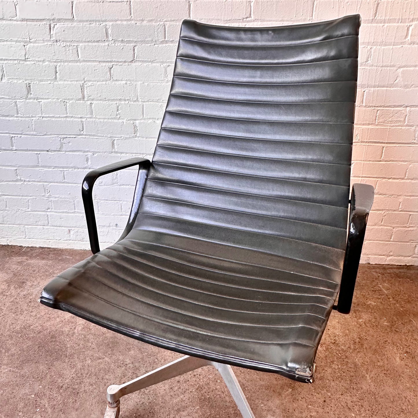 HERMAN MILLER SWIVEL CHAIR MODEL 682 BY EAMES