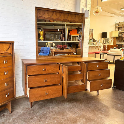 BROYHILL BRASILIA DRESSER WITH 9 DRAWERS & MIRROR
