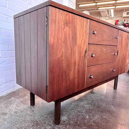 MID-CENTURY WALNUT CREDENZA BY STANLEY FURNITURE
