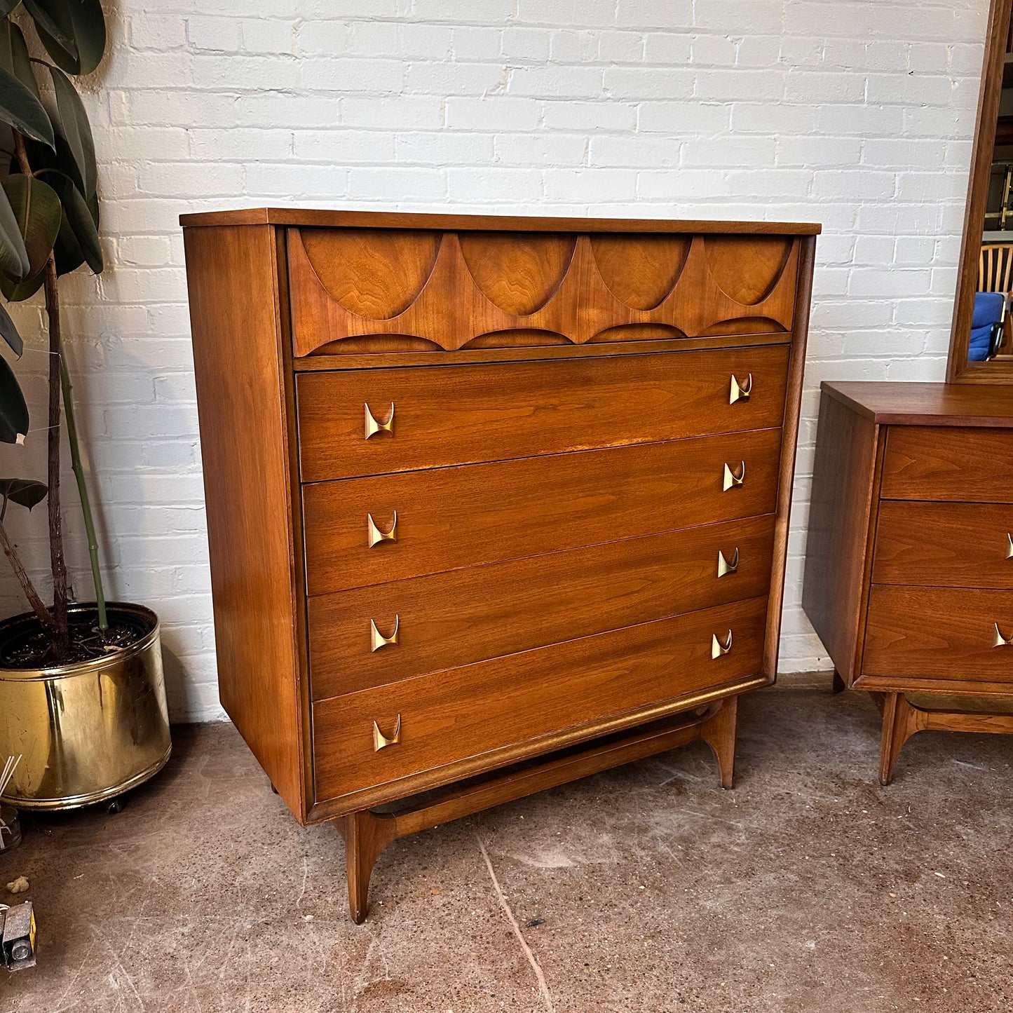 RESTORED BROYHILL BRASILIA WALNUT CHEST OF DRAWERS