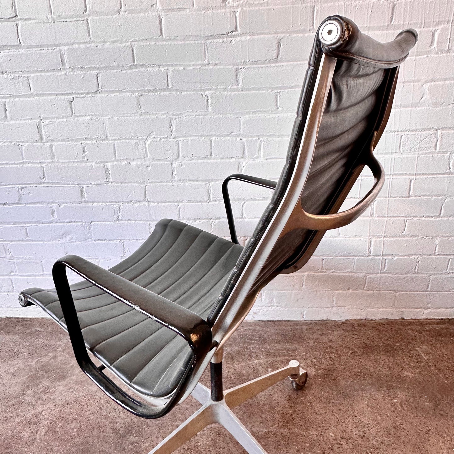 HERMAN MILLER SWIVEL CHAIR MODEL 682 BY EAMES