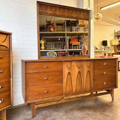 BROYHILL BRASILIA DRESSER WITH 9 DRAWERS & MIRROR