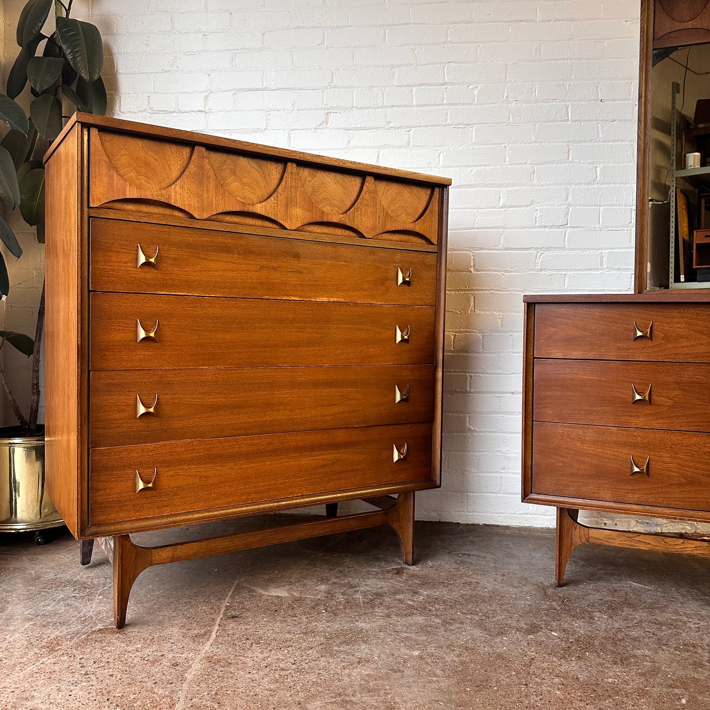 RESTORED BROYHILL BRASILIA WALNUT CHEST OF DRAWERS