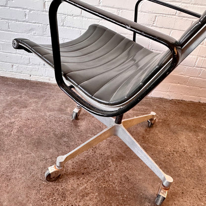 HERMAN MILLER SWIVEL CHAIR MODEL 682 BY EAMES