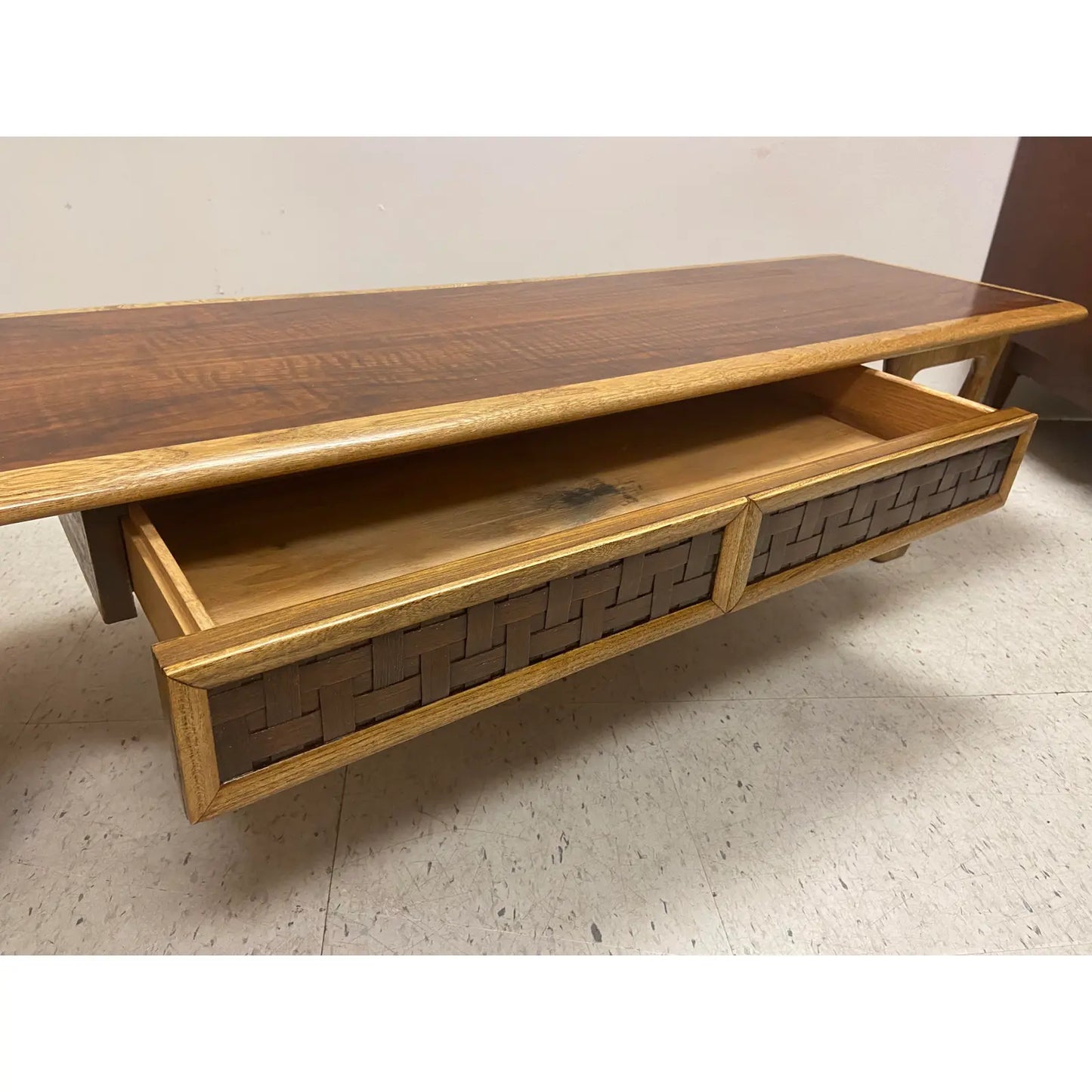 LANE PERCEPTION COFFEE TABLE WITH WALNUT & SCULPTURAL LEGS