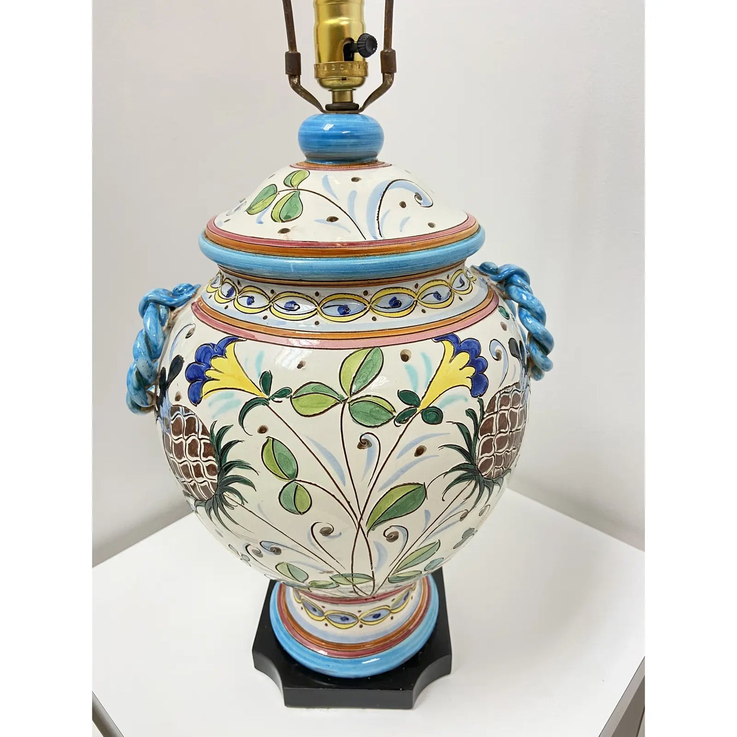 URN SHAPED MAJOLICA POTTERY LAMP FROM DERUTA, ITALY