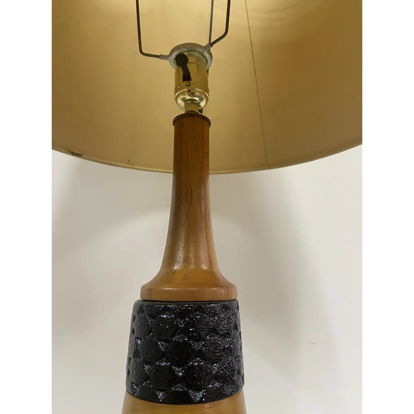 MCM TEAK & BLACK CERAMIC TABLE LAMP